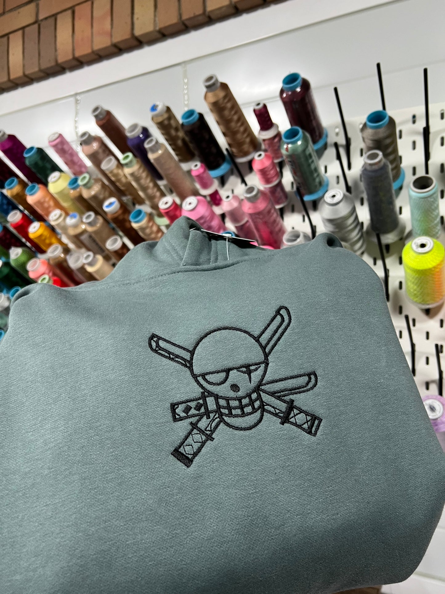 Zoro Minimalist One Piece (Extra Grande) + bordado delante